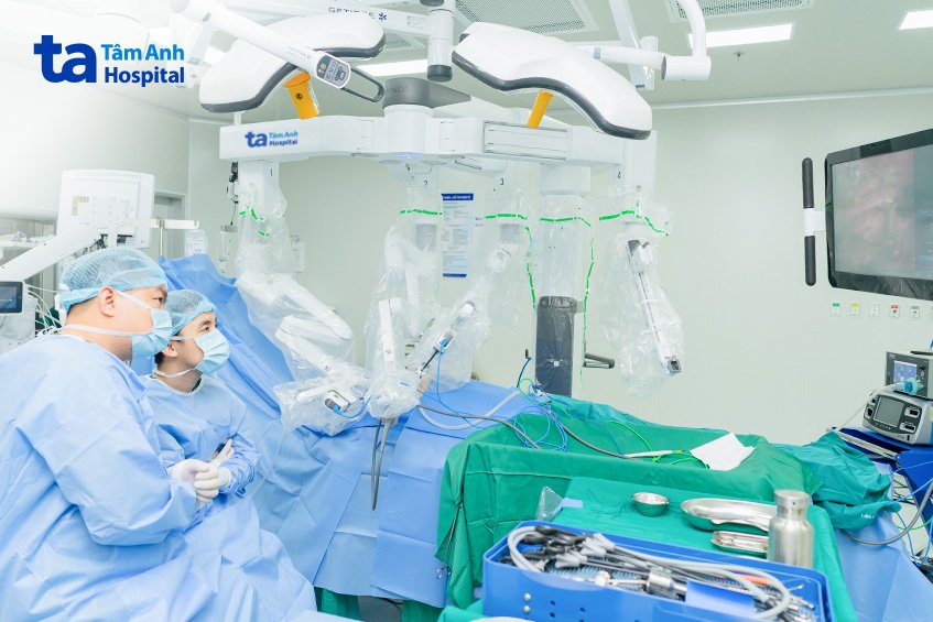 Bệnh nhân được phẫu thuật lấy u với sự hỗ trợ của robot Da Vinci Xi