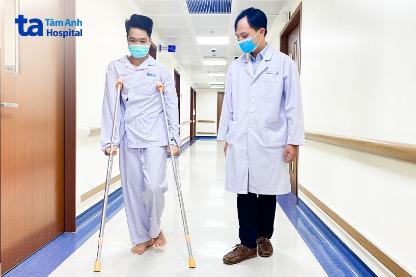 bệnh nhân tập đi lại cùng bác sĩ tâm anh