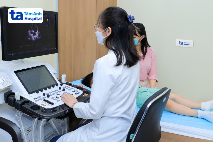 Một bệnh nhi được siêu âm bụng khi đi khám sức khỏe