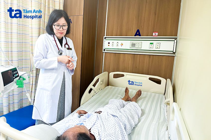Bác sĩ Bình căn dặn bệnh nhân tuân thủ uống thuốc theo toa sau khi xuất viện