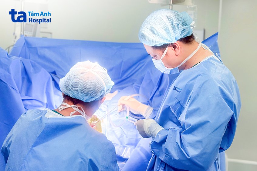 bác sĩ cắt trĩ cho chị Thanh