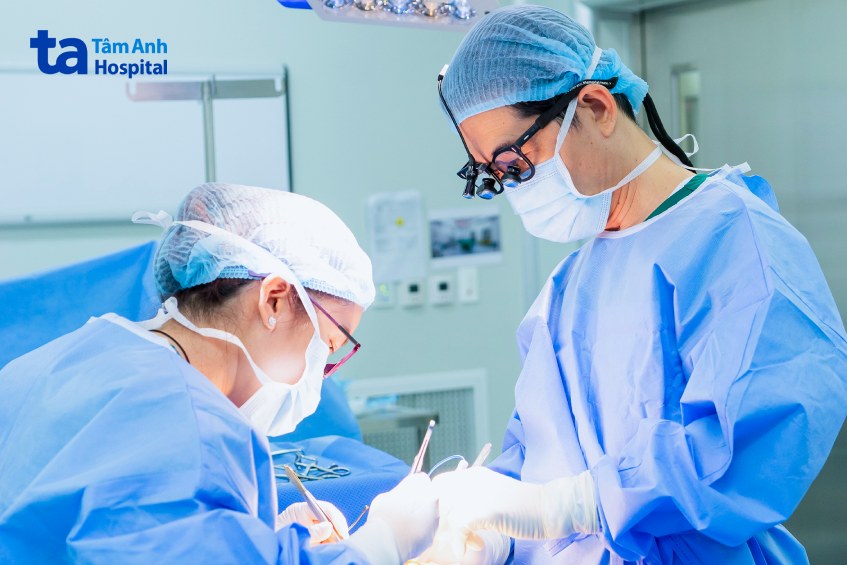 Bác sĩ Dũng (phải) cùng ê kíp phẫu thuật cho bệnh nhân