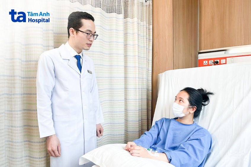 Bác sĩ Hoài hỏi thăm sức khỏe bệnh nhân trước khi xuất viện