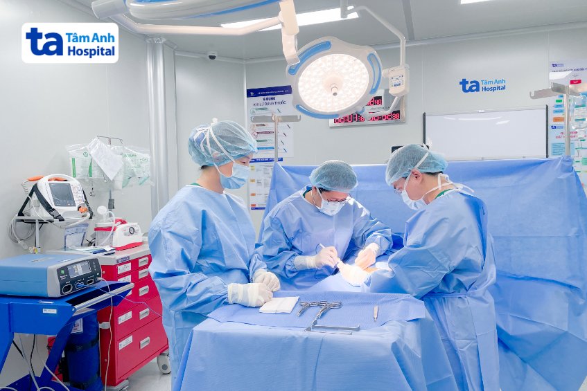 Bác sĩ Huy (giữa) phẫu thuật hạ tinh hoàn từ bụng xuống bìu cho anh Toàn