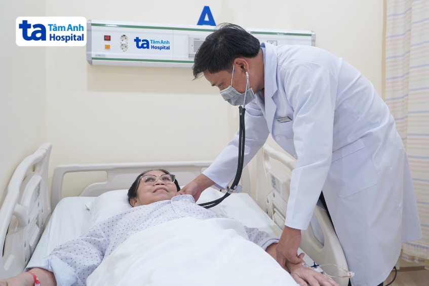 Bác sĩ Khang kiểm tra cho bà Hương trước khi xuất viện