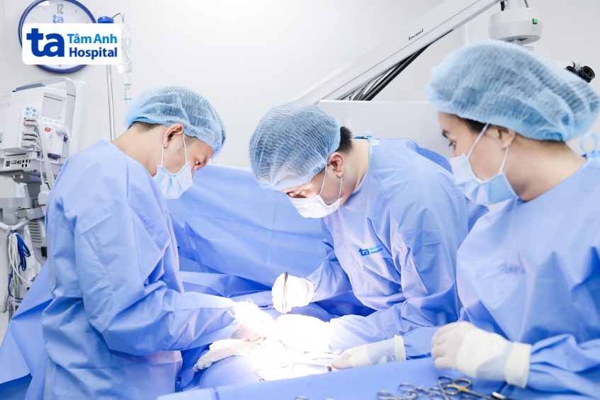 ThS.BS Lê Đăng Khoa (bên trái) cùng êkíp phẫu thuật tìm tinh trùng cho nam giới vô sinh