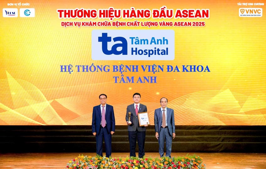 ThS.BS Lê Anh Đức, Giám đốc Vận hành Bệnh viện Đa khoa Tâm Anh TP.HCM (cơ sở P.Tân Hưng - Quận 7 cũ) đại diện nhận giải Dịch vụ khám chữa bệnh chất lượng vàng ASEAN 2025