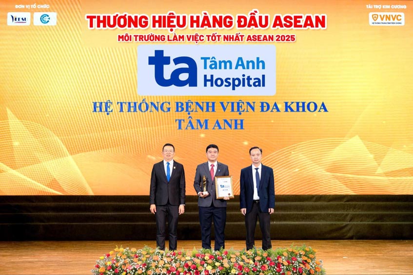 ThS.BS Lê Anh Đức, Giám đốc Vận hành Bệnh viện Đa khoa Tâm Anh TP.HCM (cơ sở P.Tân Hưng - Quận 7 cũ) đại diện nhận giải Môi trường làm việc tốt nhất ASEAN 2025