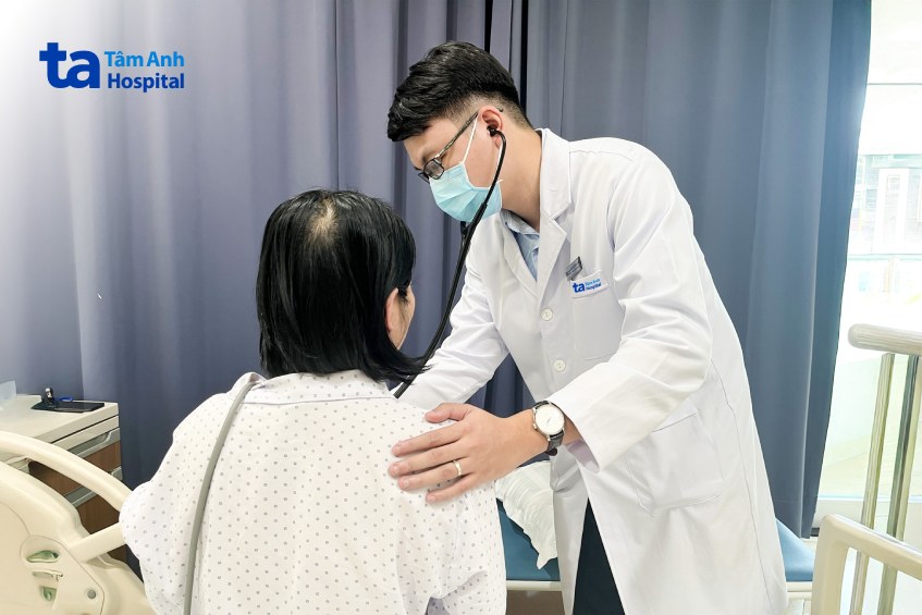 Bác sĩ Long kiểm tra sức khỏe cho chị Cúc trước lúc xuất viện