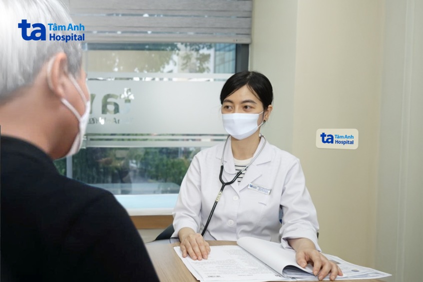 BS Ngân khám cho ông Đặng