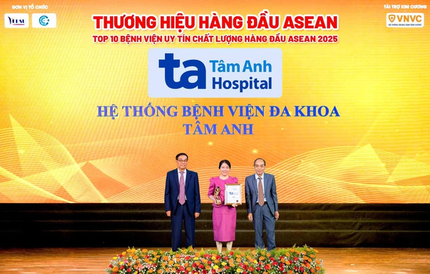 BS.CKI Nguyễn Ngọc Hải Yến, Phó Tổng giám đốc Thường trực Bệnh viện Đa khoa Tâm Anh TP.HCM đại diện bệnh viện nhận giải thưởng Top 10 Bệnh viện uy tín chất lượng hàng đầu ASEAN 2025