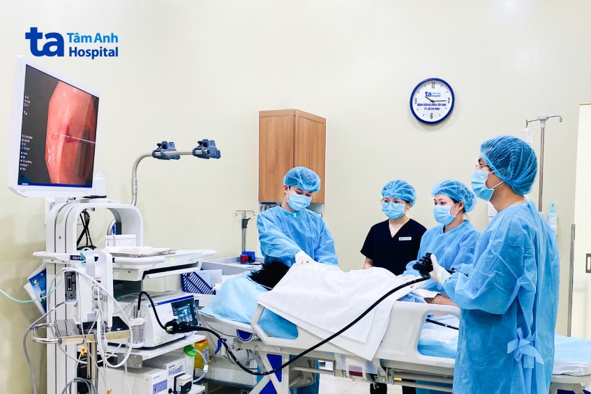 bác sĩ Tiến nội soi cho bệnh nhân Trân