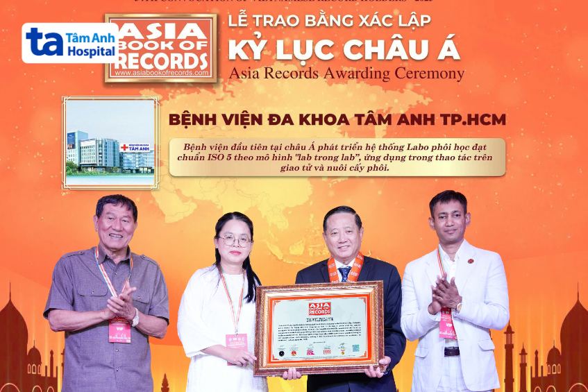 PGS.TS.BS Trần Quang Bính, Giám đốc chuyên môn và ThS.BS Giang Huỳnh Như, Giám đốc Trung tâm Hỗ trợ sinh sản (thứ hai và ba từ phải sang) đón nhận bằng Kỷ lục châu Á