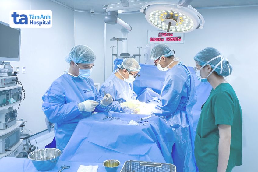 Bác sĩ Vũ (thứ hai từ phải sang) phẫu thuật bóc tách khối u cho bé Trân