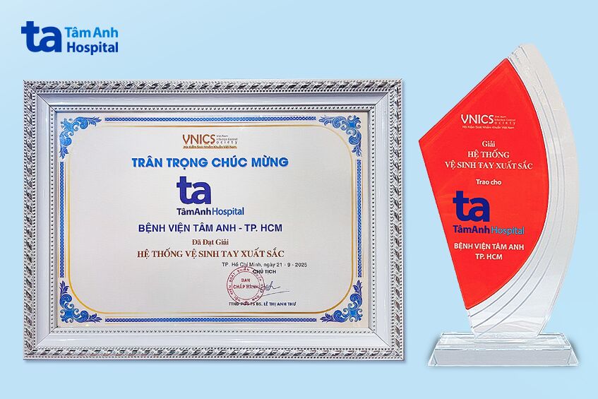 bvdk tâm anh nhận cúp và bằng khen