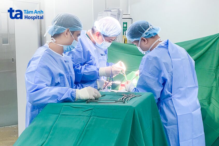 các bác sĩ đang phẫu thuật