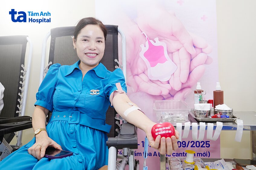 cán bộ tại tâm anh hiến máu