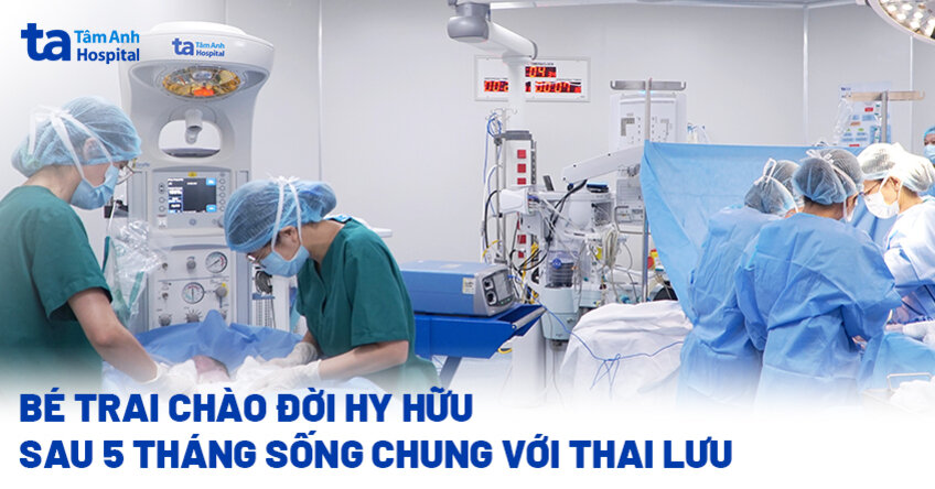 Bé trai chào đời sau 5 tháng thai song sinh chết lưu