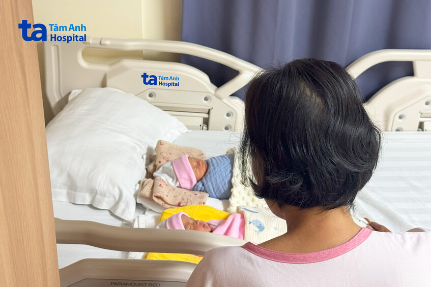 chị trinh hạnh phúc với 2 món quà