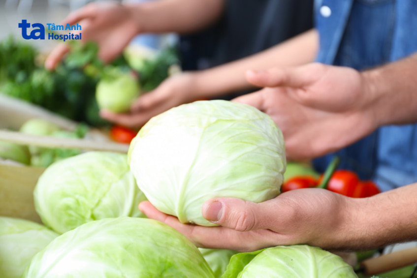 Người chọn bắp cải tươi tại chợ, lựa chọn thực phẩm an toàn cho phụ nữ mang thai