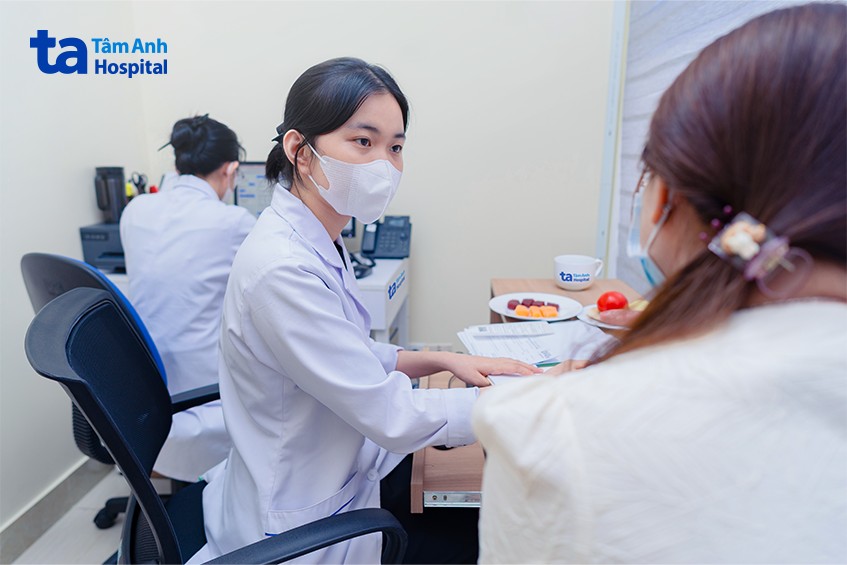 chuyên gia dinh dưỡng tư vấn cho khách hàng
