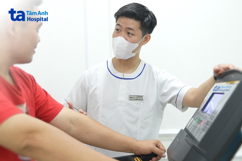 chuyên viên y học hướng dẫn tập luyện