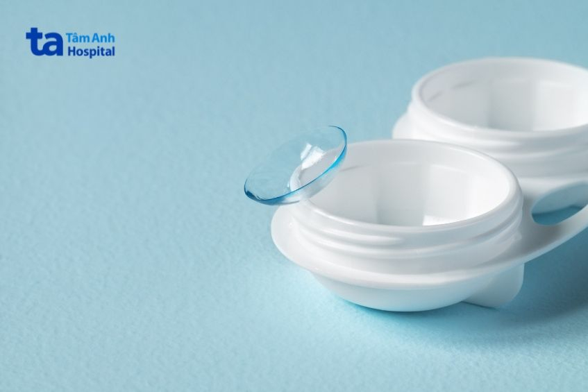 có thể đeo kính gọng hoặc kính áp tròng