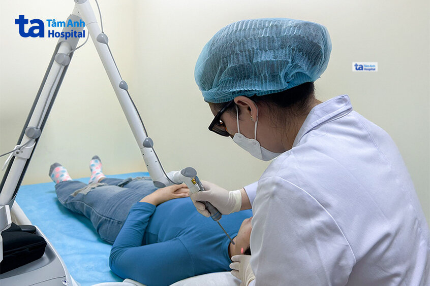 điều trị cho khách hàng bằng laser