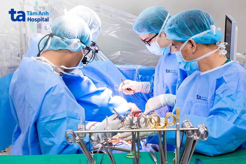 Êkíp bác sĩ phẫu thuật cho một người bệnh