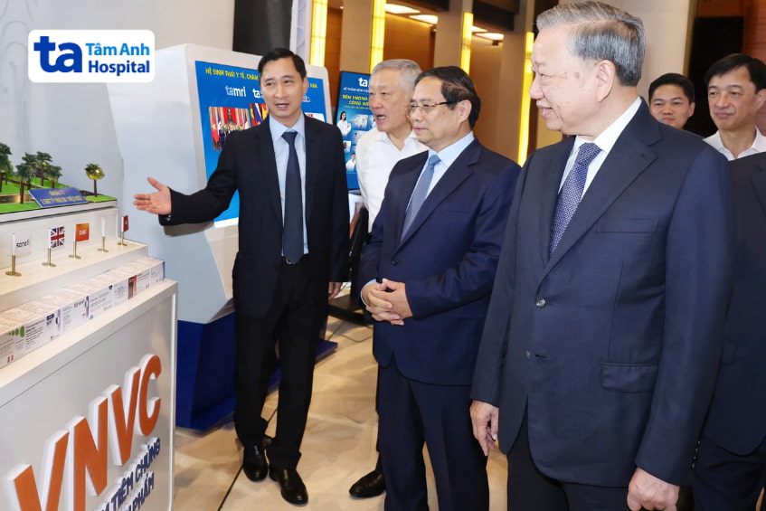 Lãnh đạo Bệnh viện Tâm Anh giới thiệu hệ sinh thái y tế thông minh VNVC tại triển lãm Y tế Quốc hội