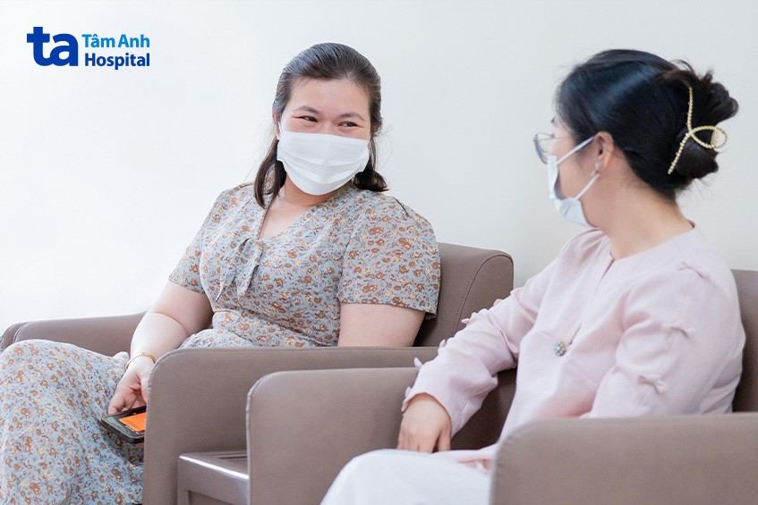 hai mẹ con đi khám giảm cân tại tâm anh