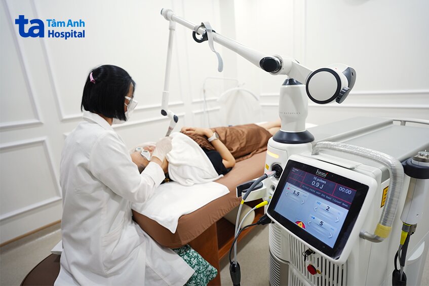 hình ảnh bác sĩ đang điều trị bằng laser