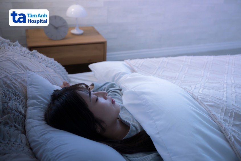 kê gối cao khi ngủ