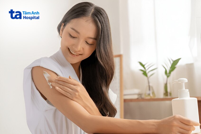 kết hợp bôi kem dưỡng ẩm