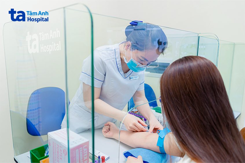khách hàng thực hiện xét nghiệm cơ bản