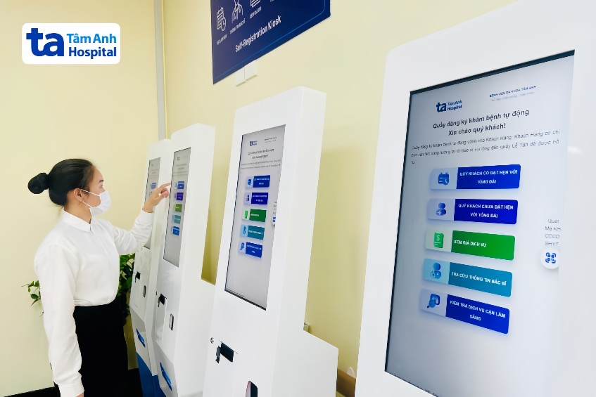 khách hàng tra cứu thông tin tại kiot tâm anh