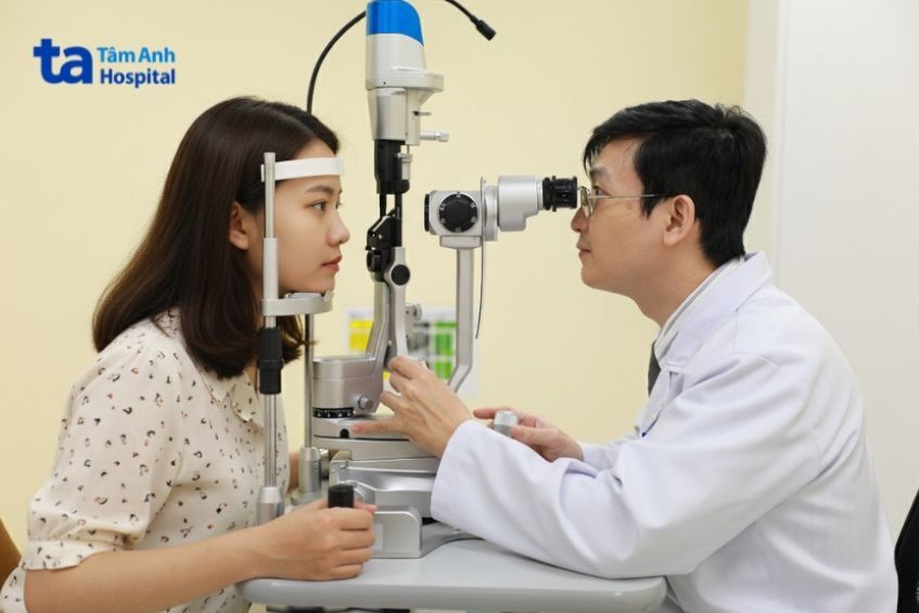 Loạn Thị Đeo Kính Gì? Cách Chọn Kính Loạn Thị Phù Hợp Ths.bs Phạm Huy Vũ Tùng, Trung Tâm Mắt Công Nghệ Cao, Bệnh Viện Đa Khoa Tâm Anh Tp.hcm Đang Kiểm Tra Tình Trạng Mắt Của Khách Hàng.