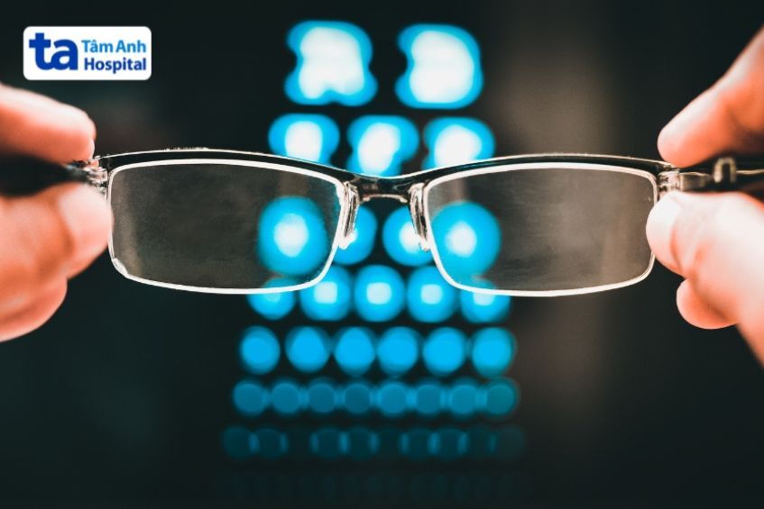 Loạn Thị Đeo Kính Gì? Cách Chọn Kính Loạn Thị Phù Hợp Kính Gọng Loạn Thị An Toàn Nhưng Bất Tiện Khi Vận Động