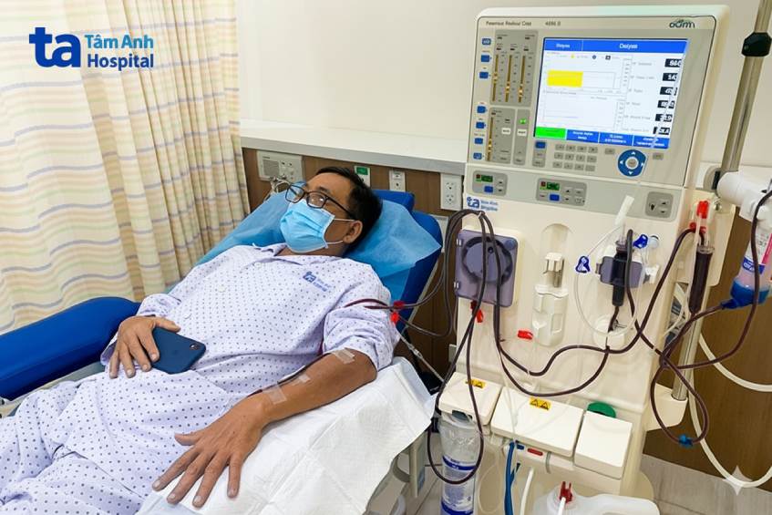 ông bảo nằm thư giãn khi chạy thận tại bệnh viện