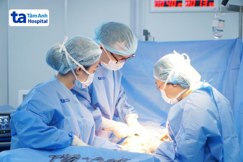 phẫu thuật lấy thai nhi