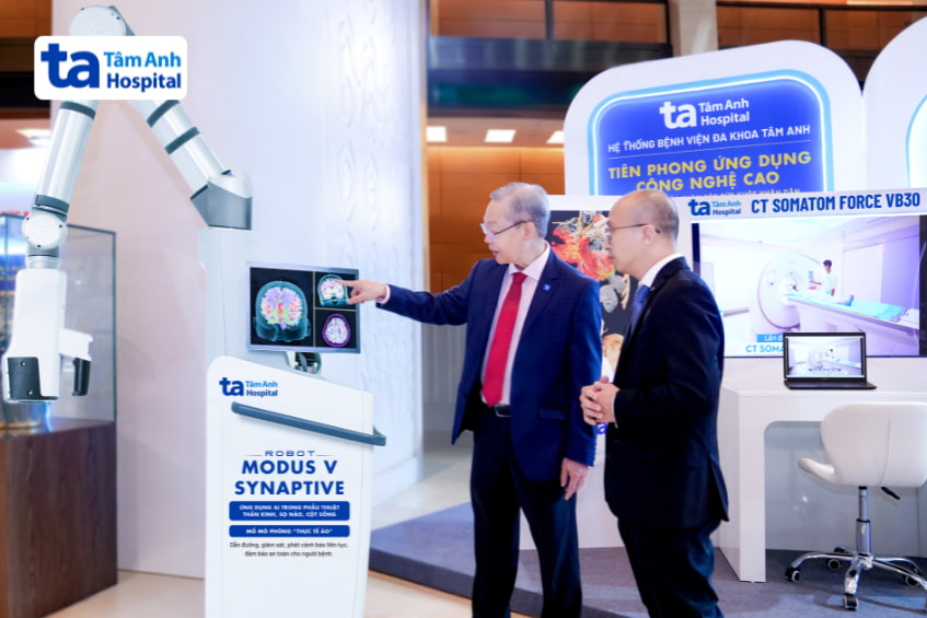 Robot Modus V Synaptive trưng bày tại gian hàng Bệnh viện Tâm Anh, ứng dụng AI trong phẫu thuật thần kinh