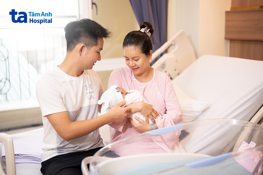 Vợ chồng chị Khuyên hạnh phúc bên con trai đầu lòng