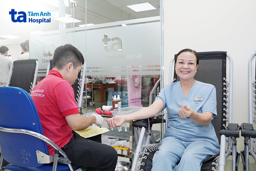 vui vẻ khi được lấy máu