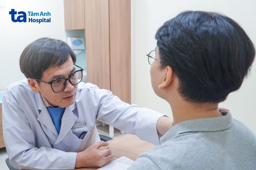 BS.CKI Lê Ngọc Vinh đang khám cho khách hàng tại Trung tâm Khám chữa bệnh Tâm Anh Quận 7.