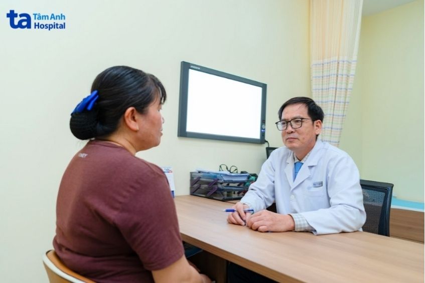 BS.CKI Lê Ngọc Vinh, Đơn vị Ngoại Vú - Đầu Mặt Cổ, Trung tâm Khám chữa bệnh Tâm Anh Quận 7 và Khoa Ngoại Vú - Đầu Mặt Cổ, Bệnh viện Đa khoa Tâm Anh TP.HCM đang thăm khám cho người bệnh.