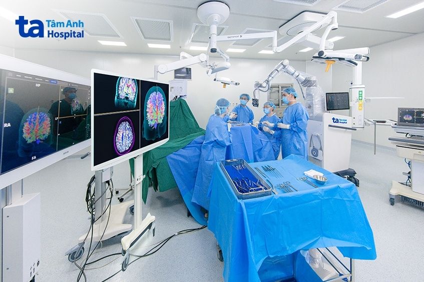 BVĐK Tâm Anh đã phẫu thuật gần 500 ca với tỷ lệ thành công gần như tuyệt đối 100% cho các ca phẫu thuật phức tạp như cấp cứu đột quỵ xuất huyết não, u não, dị dạng mạch máu não, u tủy, thoát vị đĩa đệm, trượt đốt sống, gãy cột sống… Tỷ lệ thành công cao vượt trội so với các quốc gia trên thế giới, cứu sống người bệnh và mang lại hiệu quả phục hồi ngoạn mục, nhanh chóng sau phẫu thuật với chi phí thấp hơn nhiều lần so với thế giới.