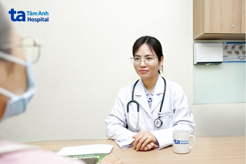 Bác sĩ Diệp khám cho chị Vân.