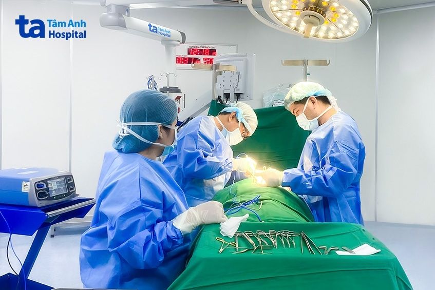 Bác sĩ Huân (giữa) nạo hạch cổ cho chị Quỳnh.