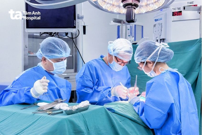 Bác sĩ Huân (giữa) và ê-kip phẫu thuật cho bệnh nhân Nghề.