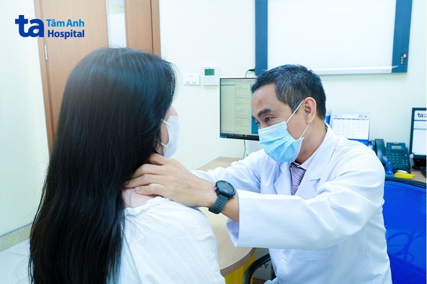 Bác sĩ Huân khám bệnh cho Chị Quỳnh.